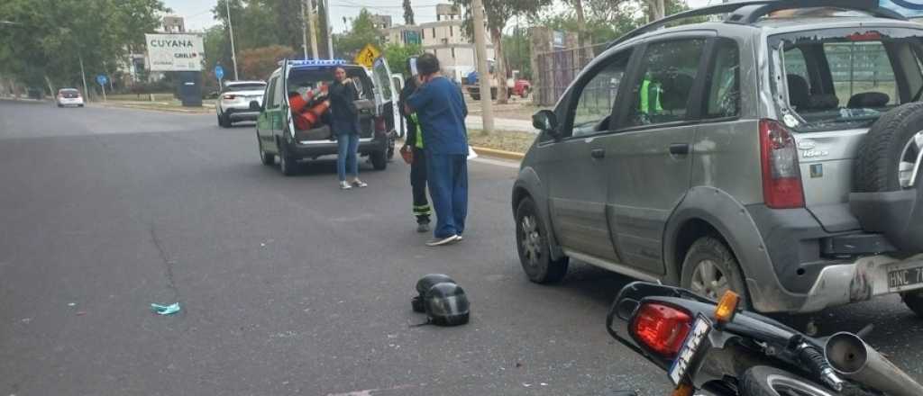 Fuerte choque entre una moto y un auto en San Rafael dejó tres heridos