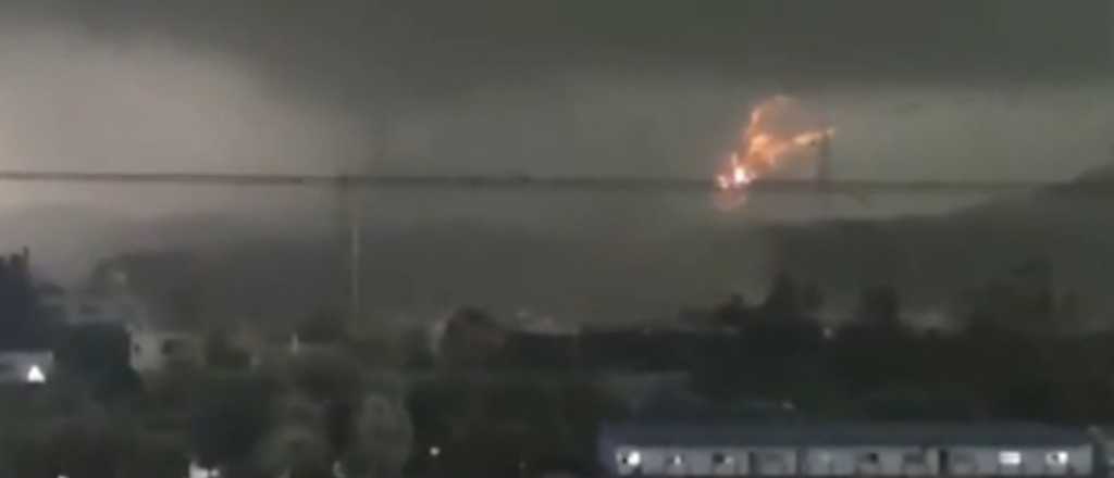 Video: un tornado arremetió contra cables en China y provocó chispazos