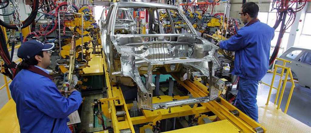 La industria en caída libre: otra vez retrocedió el índice, arrastrado por los autos