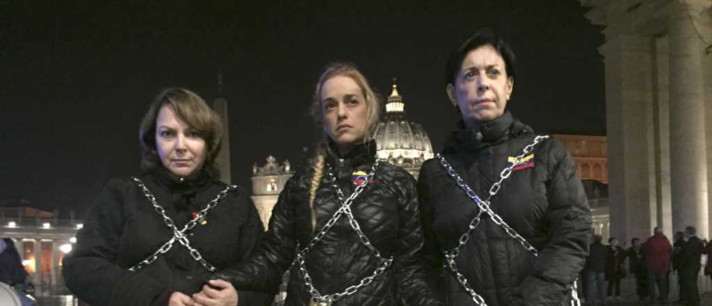 Tintori se encadenó al Vaticano por la liberación de los presos políticos