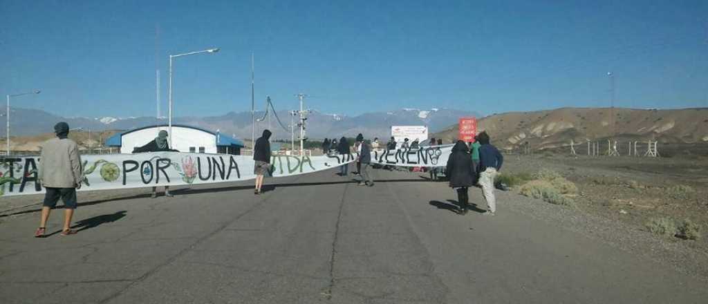 Ambientalistas bloquean el acceso a la Mina Veladero de Barrick Gold