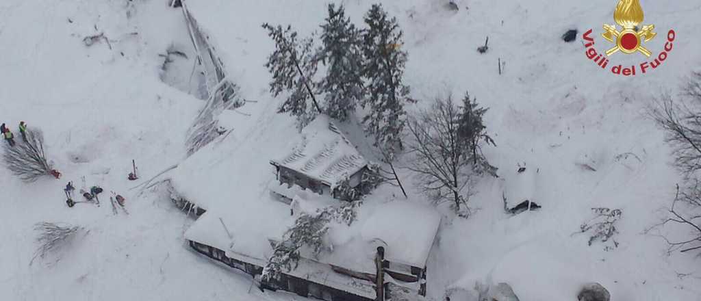 Encuentran a 6 sobrevivientes en el hotel sepultado por la nieve en Italia