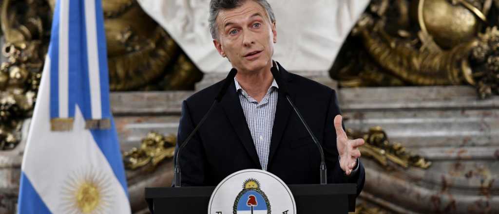 Macri anunció un recorte del 25% y congelamiento de salarios en el Estado