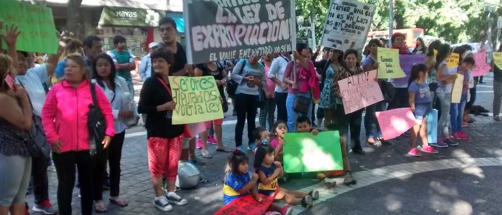 Vecinos de Valle Encantado protestaron frente a la legislatura por sus tierras 