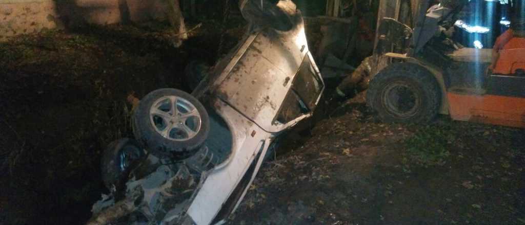 Fatalidad en Guaymallén: volcó, salió despedido y quedó abajo del auto