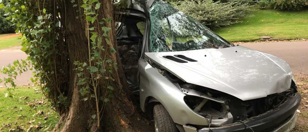 Accidente fatal en Maipú: chocó contra un árbol y murió