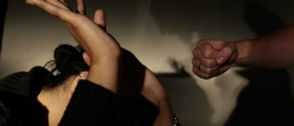 Filmaron a dos jóvenes golpeando a una mujer en Córdoba