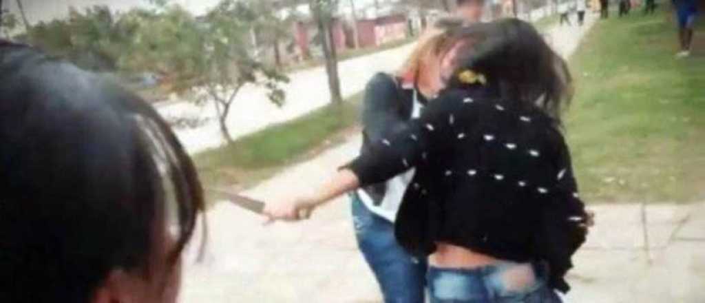 Video: una adolescente fue apuñalada en una pelea escolar