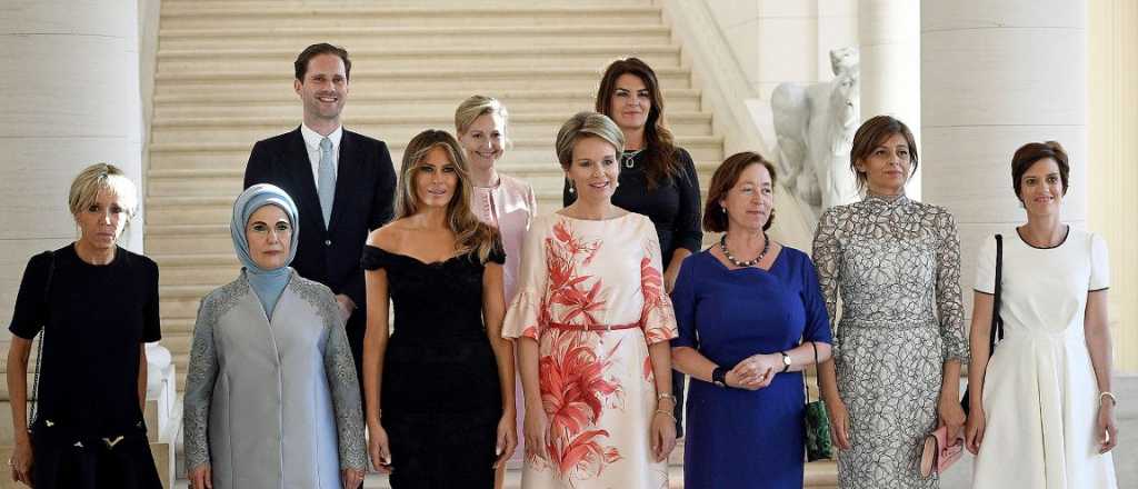 Nueve primeras damas y un caballero en la OTAN