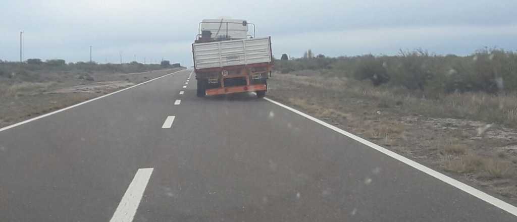 Insólito: un camión al que le faltaba dos ruedas iba por una ruta mendocina