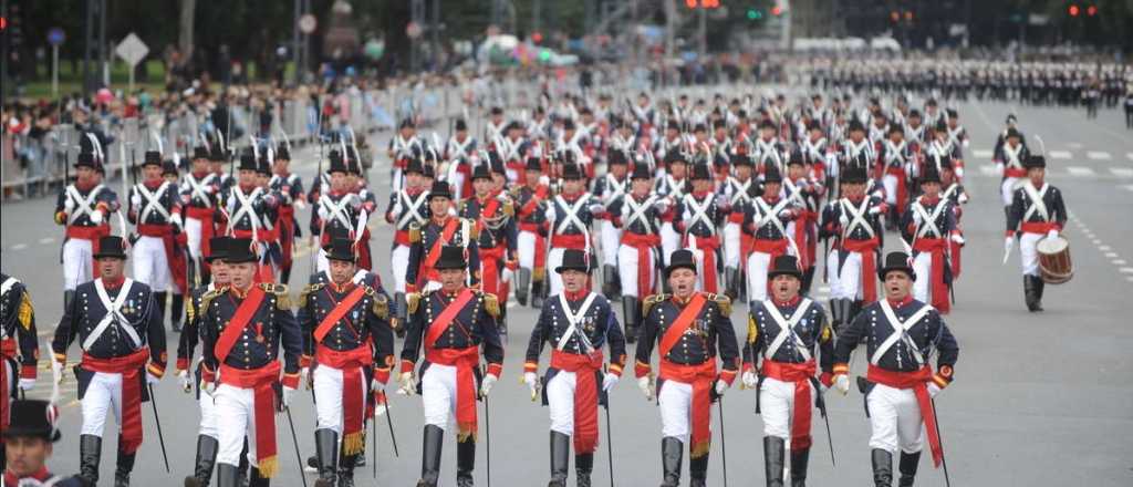 El desfile militar por los festejos del 25 de mayo
