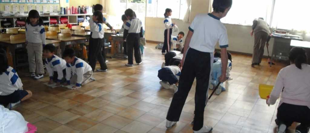Macri admira que chicos japoneses limpien escuelas