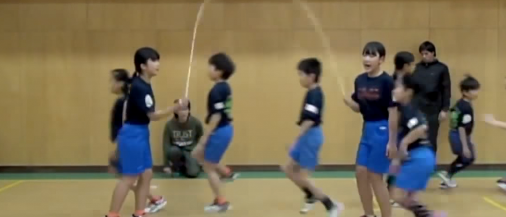 Viral: estos pequeños japonenes rompieron el récord de salto de soga