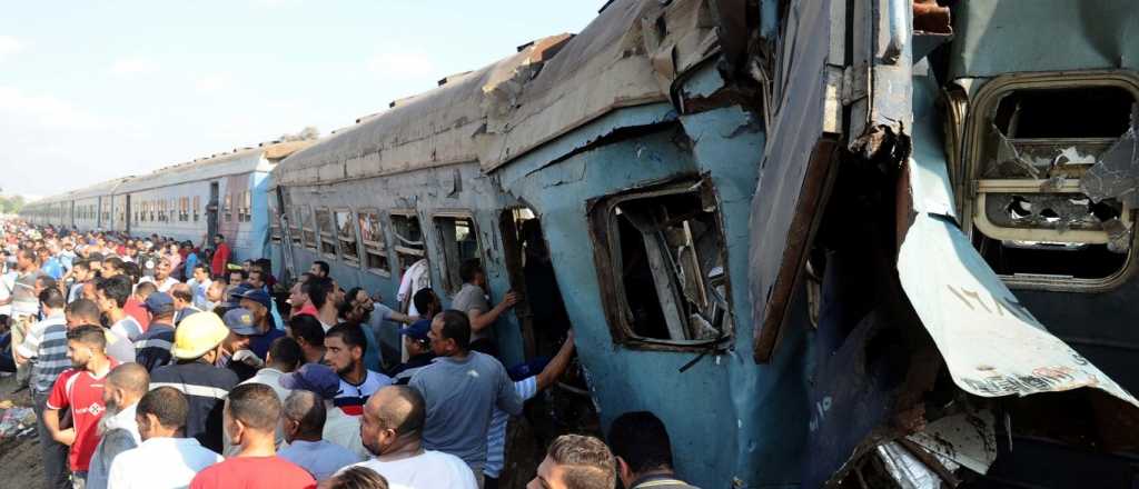 Al menos 49 muertos y 100 heridos por un choque de trenes en Egipto