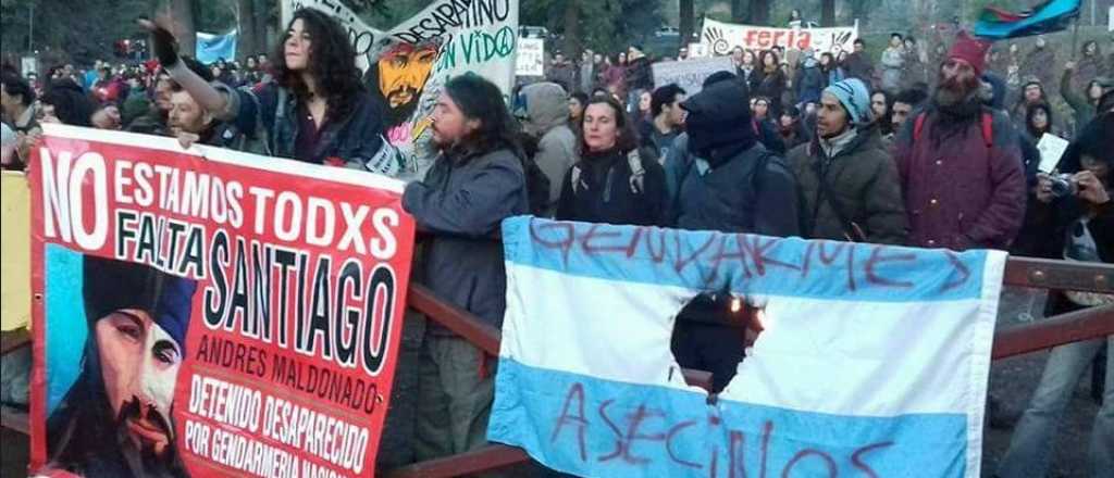 Caso Maldonado: grupos pro mapuches quemaron una bandera argentina