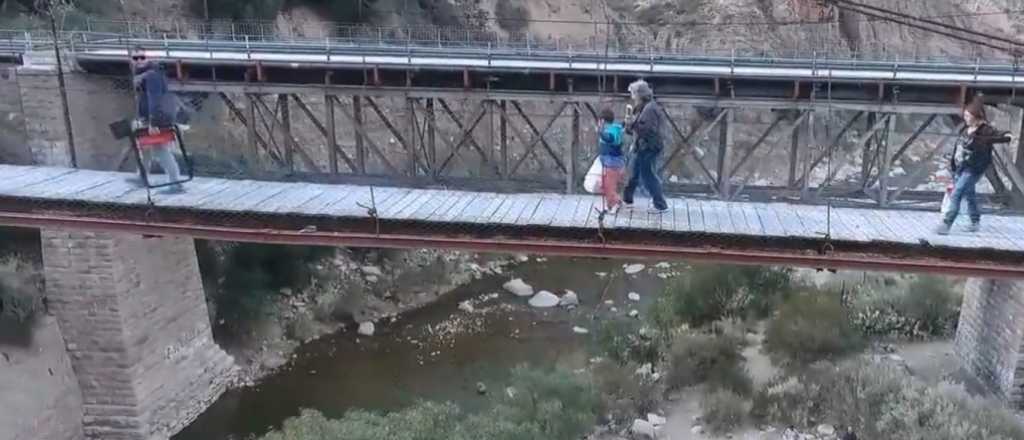 Video: volando a través del puente colgante de Cacheuta