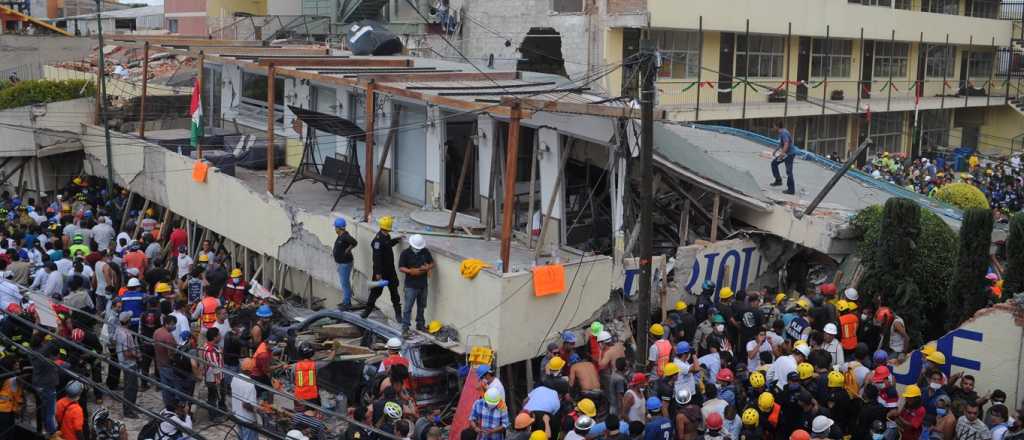 Una escuela se vino abajo en México y murieron 32 chicos y 5 adultos