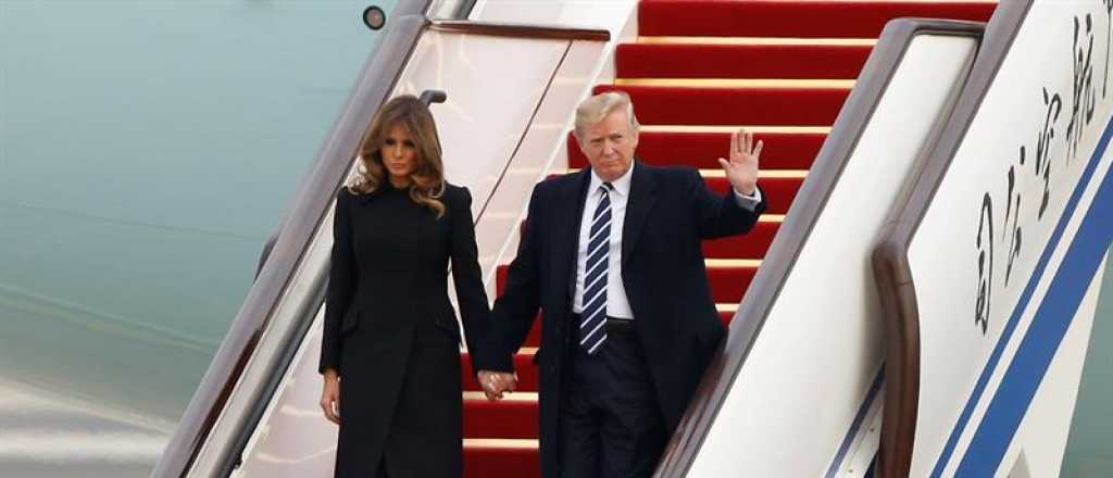 Trump y un nuevo momento incómodo al negarse Melania a darle la mano