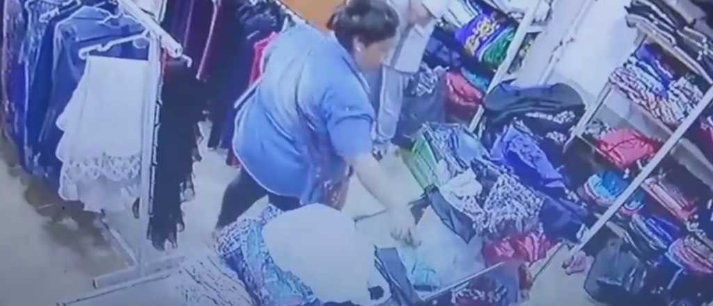 Video: mujer le roba el celular a una vendedora en Malargüe