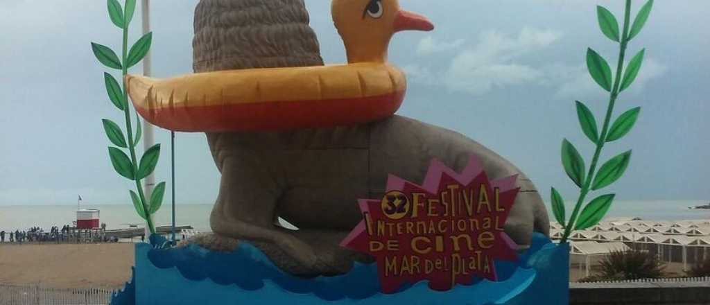 Con un pato inflable, artista intervino el Lobo Marino de Mar del Plata