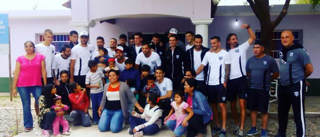Lobo solidario: el plantel de Gimnasia entregó donaciones en Catamarca