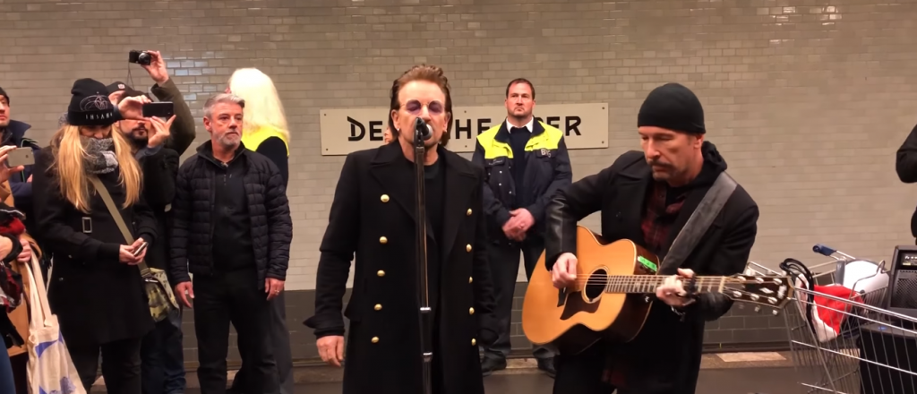 U2 sorprendió a todos en el subte de Berlín