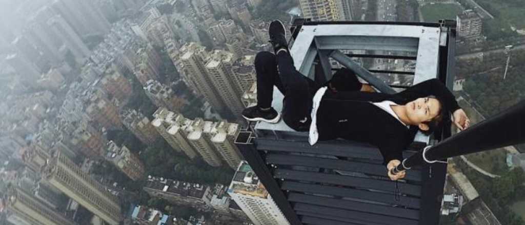Video: un acróbata chino filmó su muerte al caer de un rascacielos