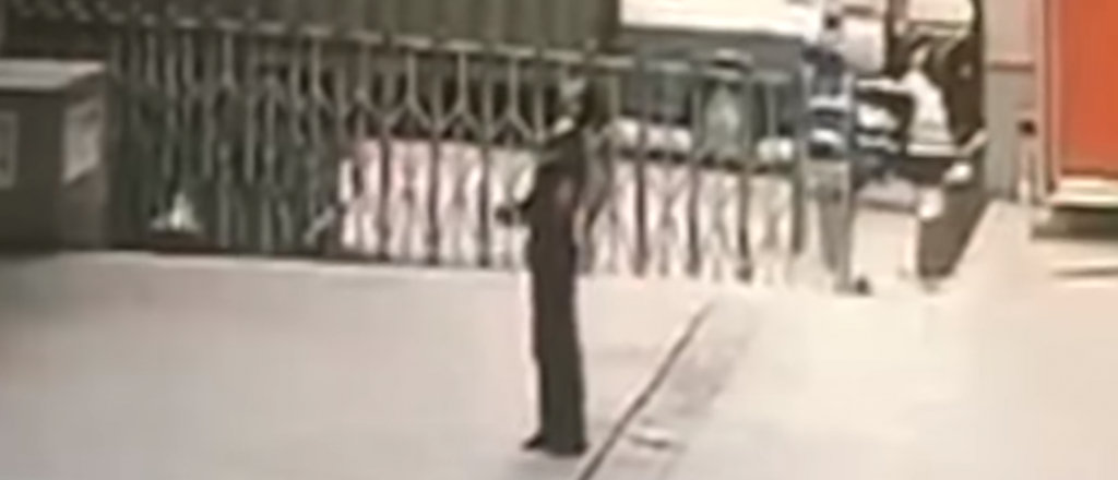Video: un guardia murió al intentar amortiguar la caída de una mujer suicida