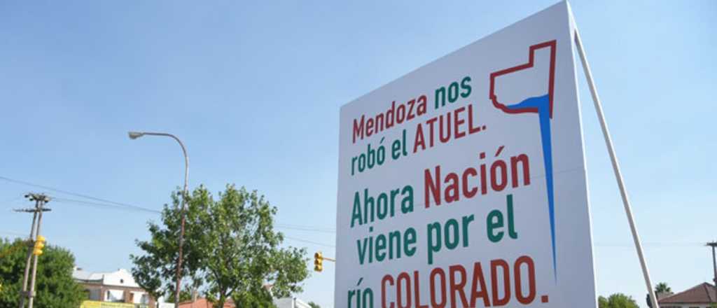 En La Pampa colgaron carteles que dicen: "Mendoza nos robó el Atuel"