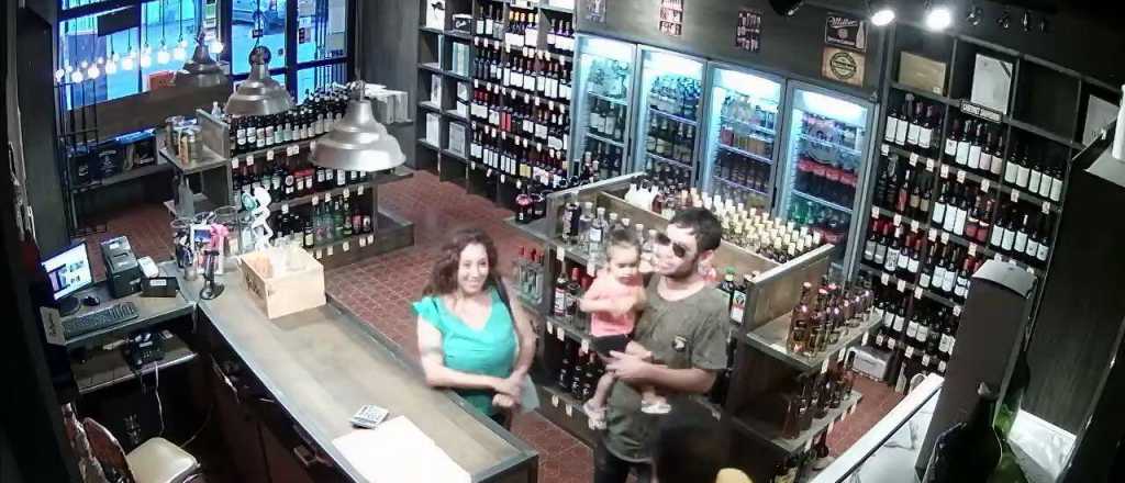 Video: usan a una bebé para robar alcohol en una vinería de Guaymallén