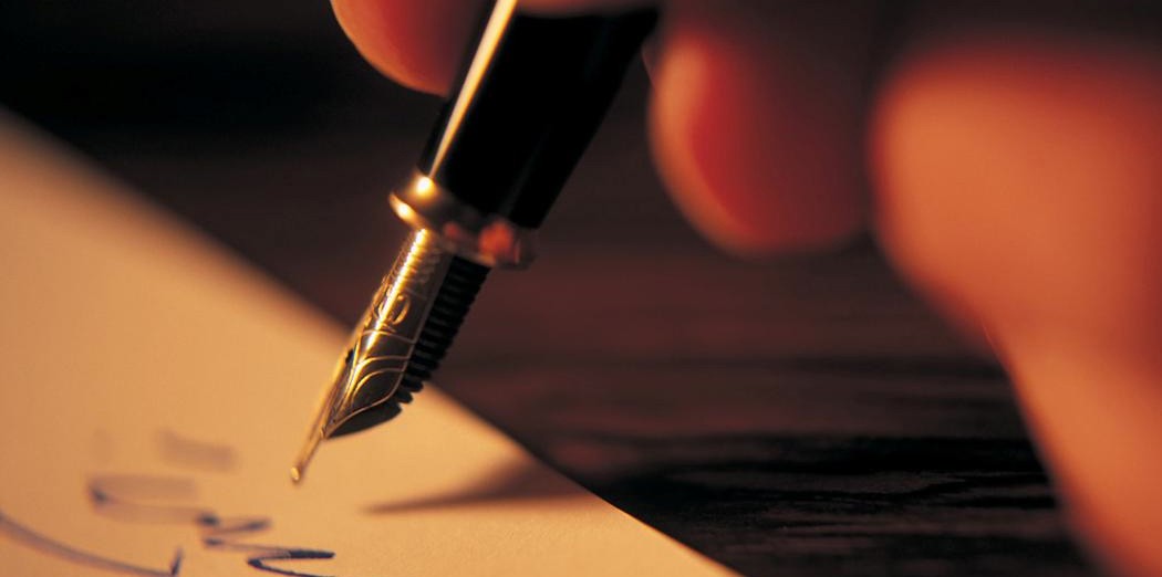 Resultado de imagen para mano escribiendo con pluma