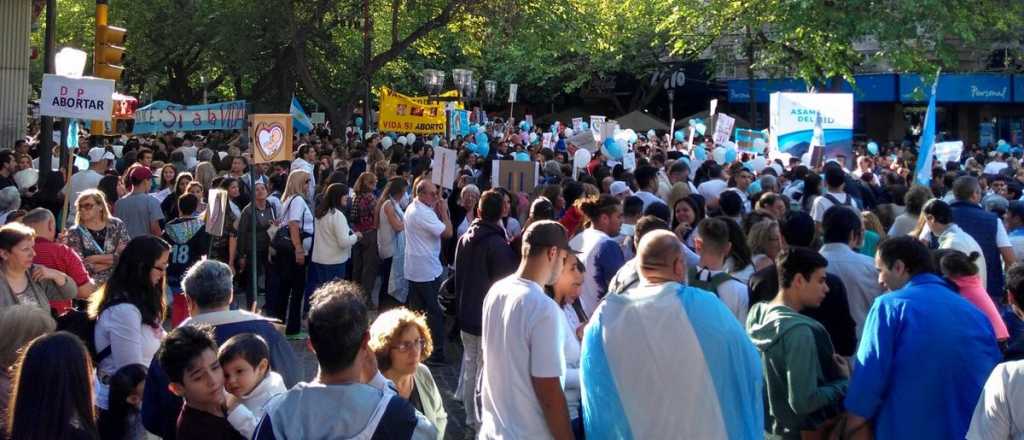 Cerca de 20 mil personas en Mendoza contra el aborto