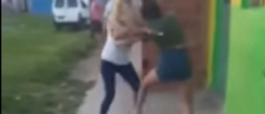 Video: brutales peleas de chicas a la salida de una escuela de Guaymallén