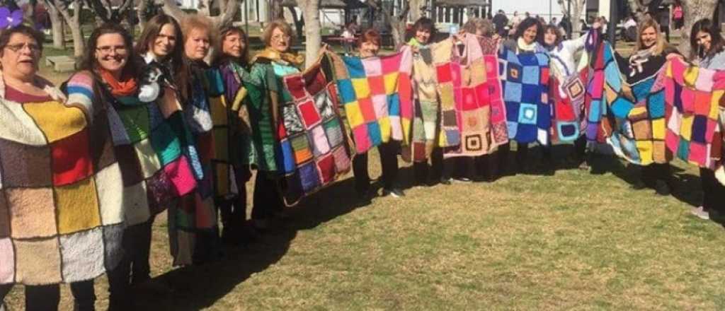 Tejedoras solidarias entregaron mantas a "Mujeres en Acción"