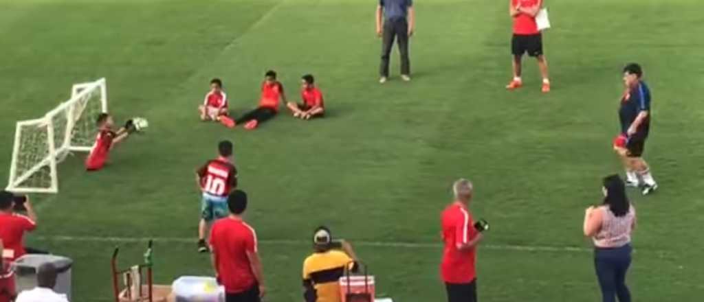 Maradona y un emotivo momento jugando al fútbol con un niño sin piernas