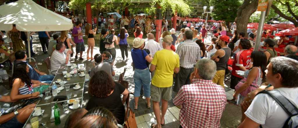 El turista que manoseó a una mujer en la Peatonal arregló con dinero