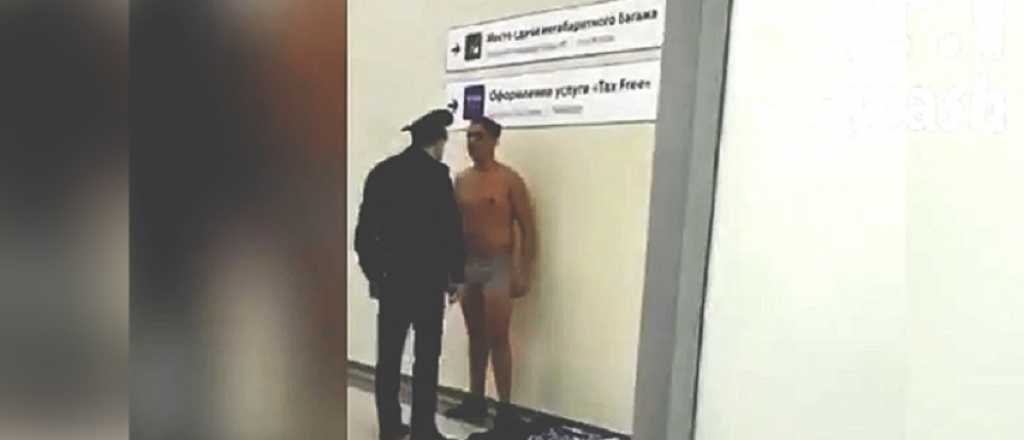Insólito video: un hombre bailó desnudo en un aeropuerto de Rusia
