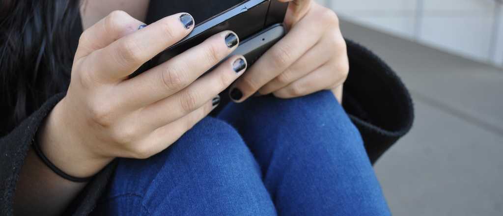 Una joven pierde el control al quedarse sin batería en el celular