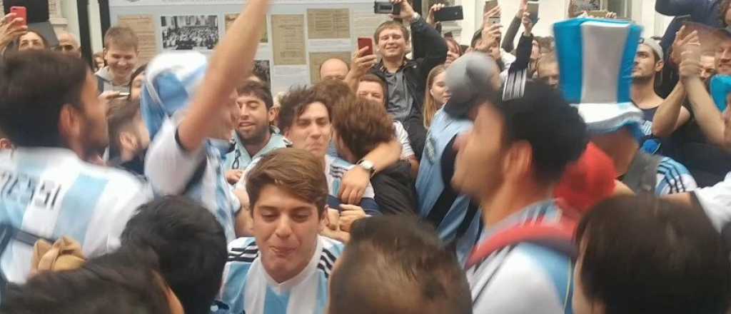 Video: buena onda entre argentinos y brasileños en las calles de Moscú