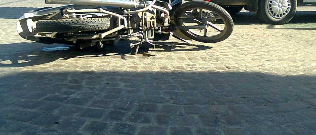 Un motociclista de 19 años murió al ser chocado por un micro en Maipú