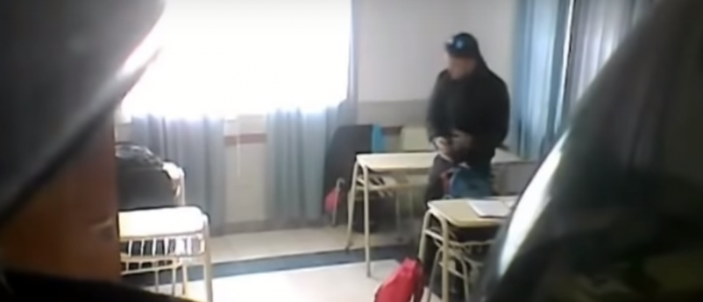 Un profesor fue descubierto robando a sus alumnos	