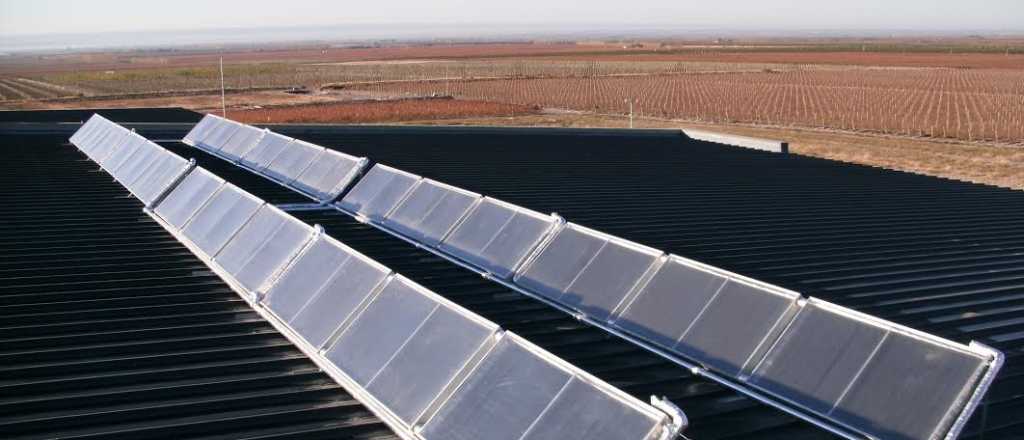 Macri instaló en Olivos el termotanque solar desarrollado en Mendoza