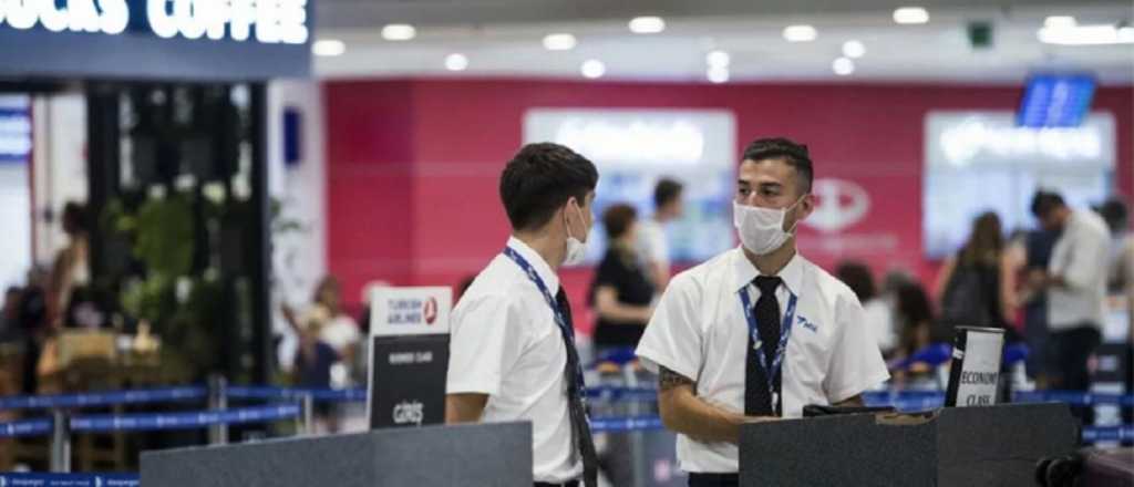 Por el coronavirus, empleados del aeropuerto de Ezeiza usan barbijos