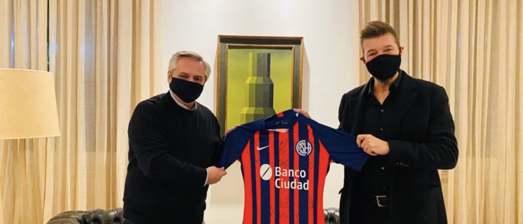 "Cumplí": Tinelli le llevó una camiseta de San Lorenzo a Alberto