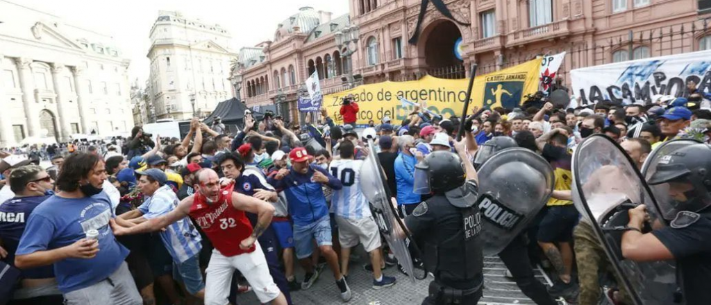 Destrozos en la Rosada durante el velorio de Maradona