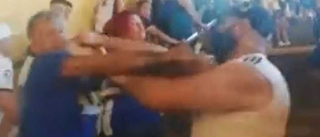 Video: brutal golpiza a una mujer por parte de la barra de Boca