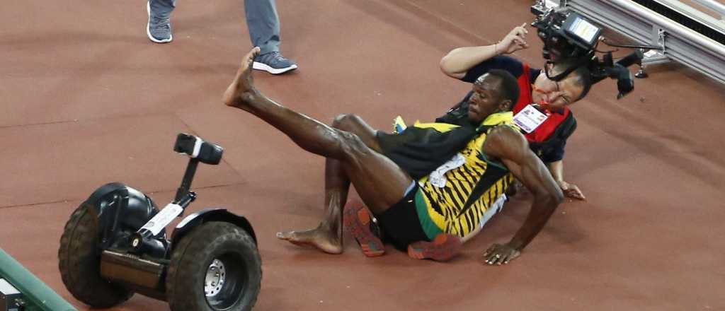 Insólito: un camarógrafo atropelló a Bolt durante su festejo