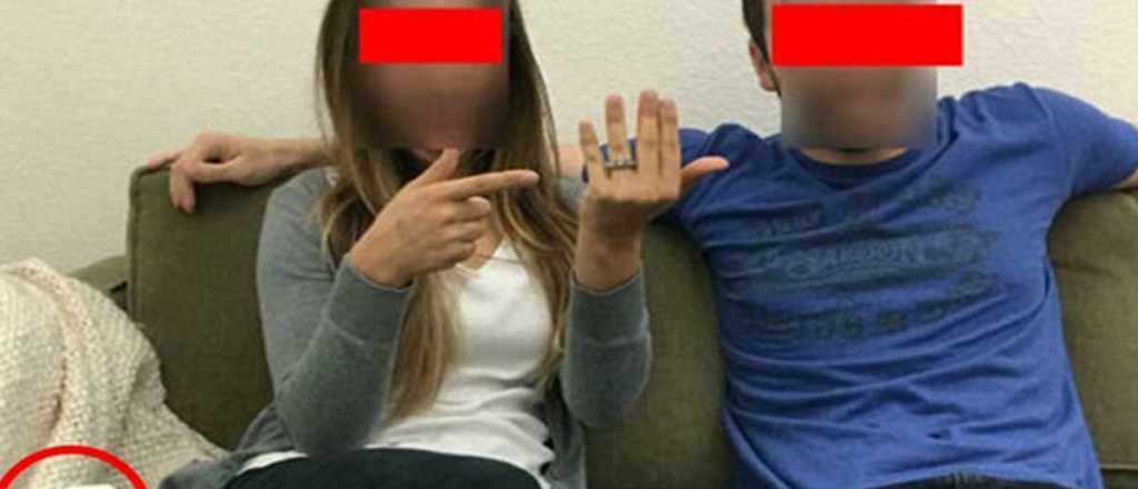 Una pareja reveló demasiada información en su foto de compromiso