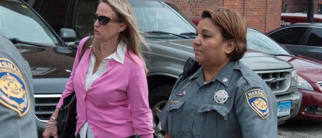 Demandó a su sobrino de 8 años por romperle la muñeca con un abrazo