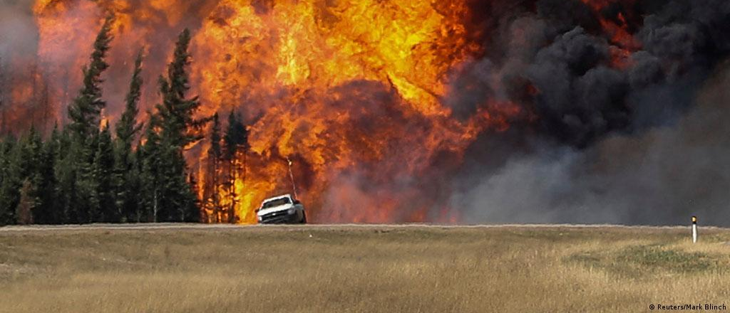 Evacúan una ciudad de Canadá por los incendios forestales  